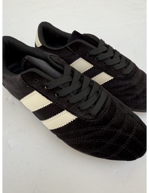 Deportiva Terciopelo Negra