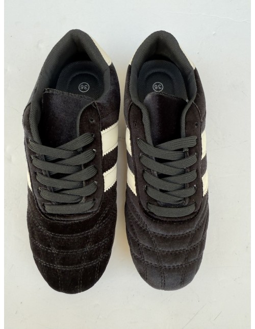 Deportiva Terciopelo Negra