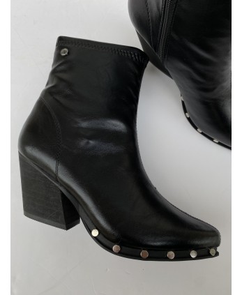 Botín Tachas Negro 2